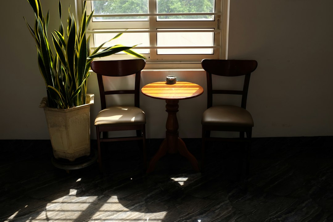 Zwei Stühle und ein Tisch an einem sonnigen Fenster