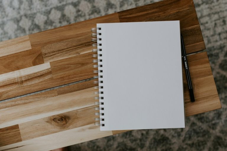 Notizbuch auf einem Holztisch